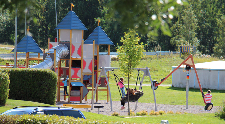 Lekplats Göndalsparken. Barn leker i gunga