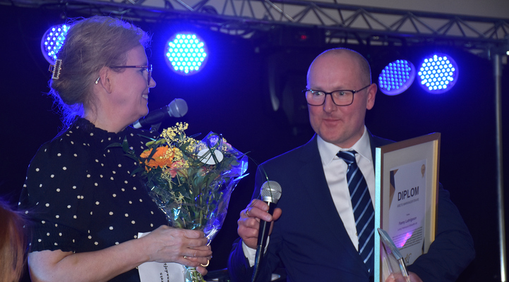 Fanny Ludvigssons pappa Mikael Ludvigsson tar emot priset som årets marknadsförare