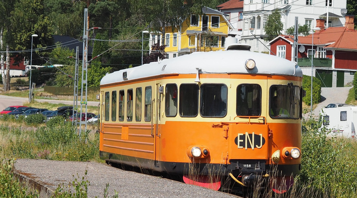 orange rälsbuss vid perrongen i Ängelsberg