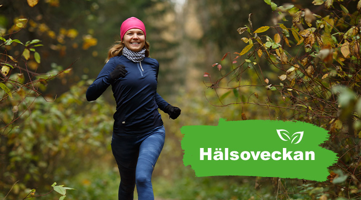 Kvinna springer i skogen