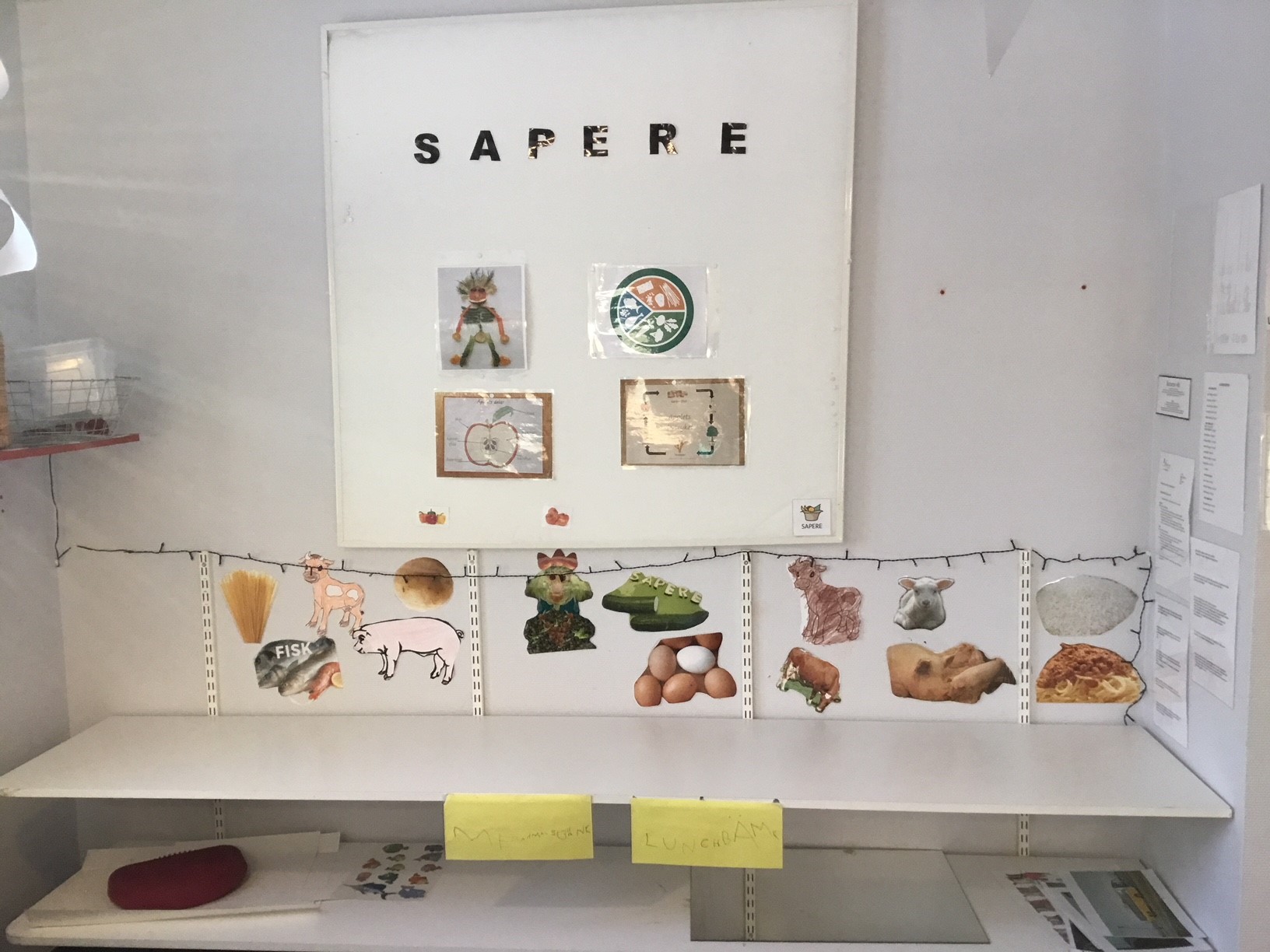 En informationstavla om Sapere. Bilder på olika råvaror som ägg, potatis