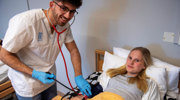 Elev som testar blodtryck på patient