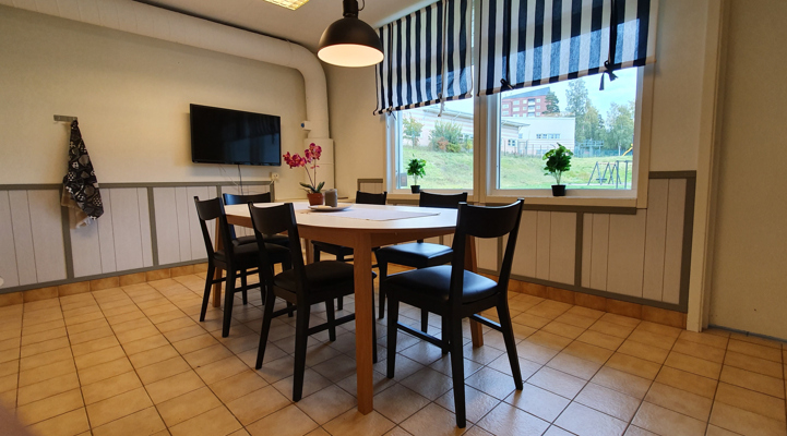 Bord och stolar med ett fönster som vetter ut mot Fagerstahallens baksida.