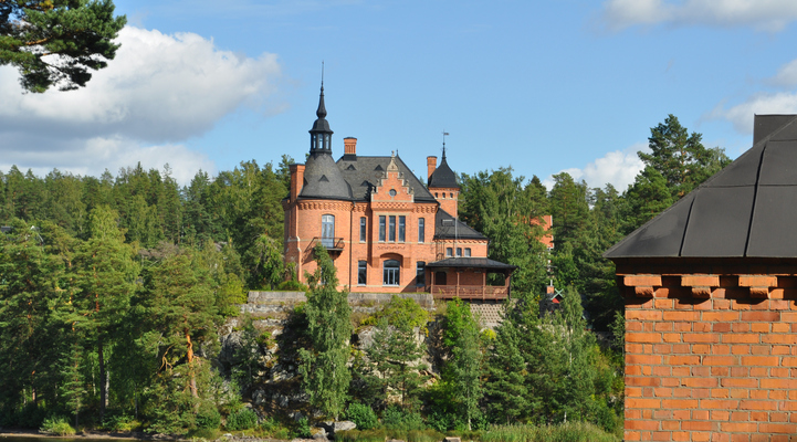 Villa Ulvaklev. I rött tegel och svart tak med flera torn. 