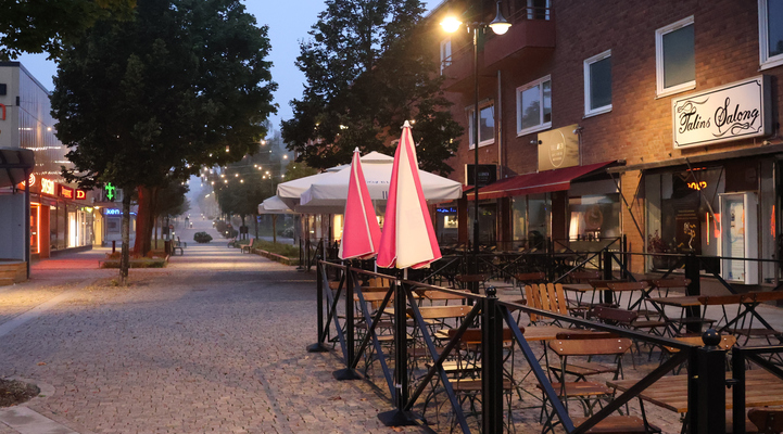 Bild från gågatan i Fagersta centrum en tidig och dimmig höstmorgon i september. Här utanför ett av Fagerstas caféer längs gågatan.