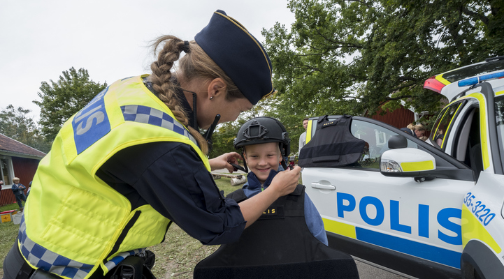 Ett barn provar polisens utrustning