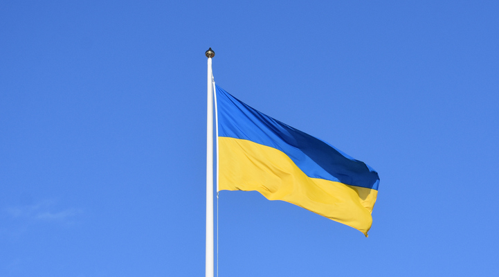 Ukrainas gula och blå  flagga mot blå himmel