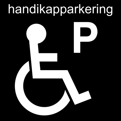 Svart fyrkant som innehåller en vit symbol som föreställer en person i rullstol. Till höger om symbolen står bokstaven "P" i vitt. Ovanför symbolen står texten "Handikapparkering" i vitt.