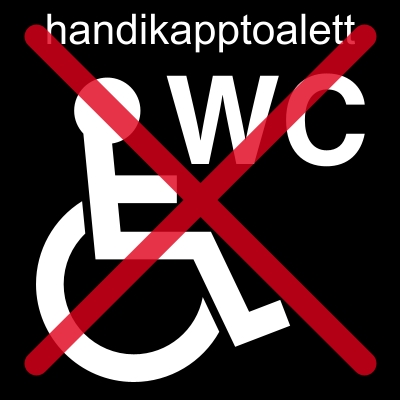 Svart fyrkant som innehåller en vit symbol som föreställer en person i rullstol. Till höger om symbolen står bokstäverna "WC" i vitt. Ovanför symbolen står texten "Handikapptoalett" i vitt. Hela fyrkanten är sedan överstruken med ett rött kryss.