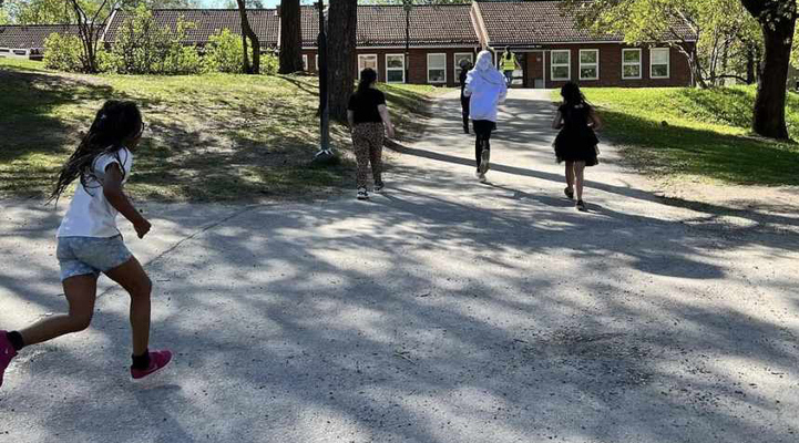 Barn springer på skolgården