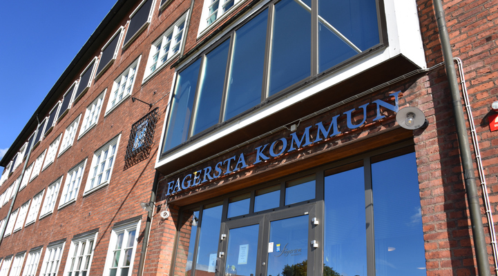 Närbild på kommunhusets fasadskylt med texten "Fagersta kommun".