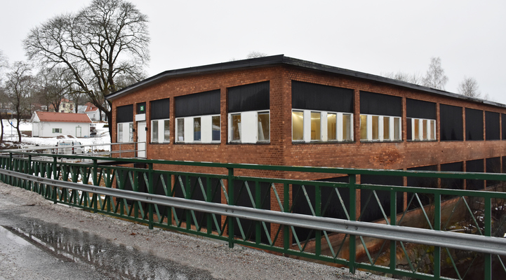 Daglig verksamhets nya fastighet. Avlång tegelbyggnad som ligger på en Holme i Strömsholmskanal.