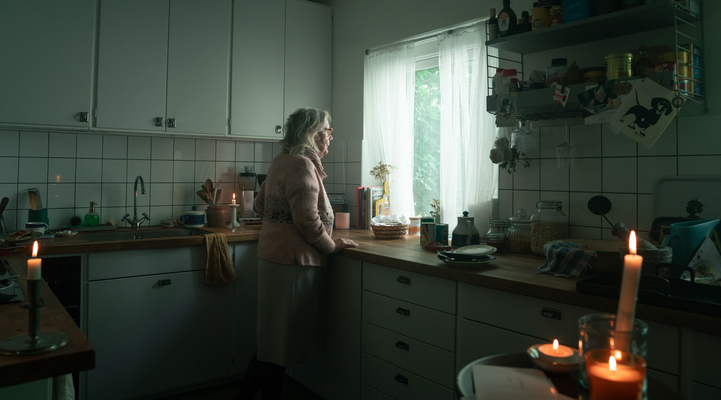 Kvinna i kök utan el