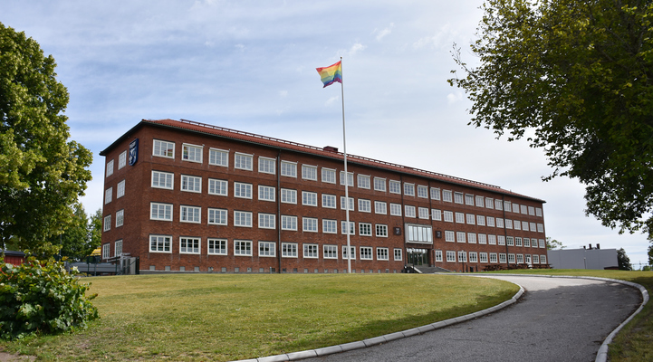 Prideflaggan vajar på flaggstången utanför Fagersta kommunhus.