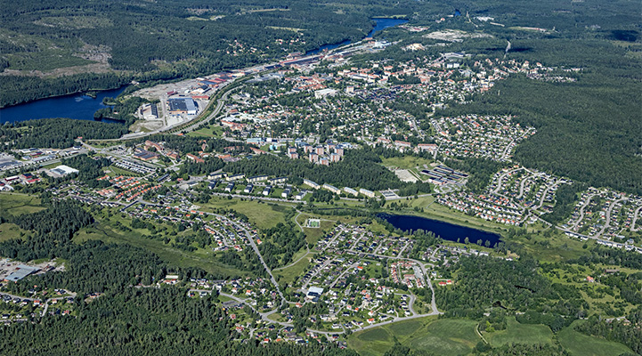Flygbild över Fagersta en sommardag.