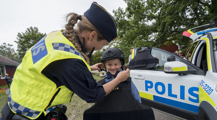 Barn provar polisens utrustning