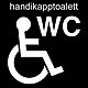 Svart fyrkant som innehåller en vit symbol och vit text. Symbolen föreställer en rullstolsburen person. Till höger om symbolen står bokstäverna: WC. Ovanför symbolen står texten: handikapptoalett. Bilden visar att det finns toalett anpassad för person i rullstol.